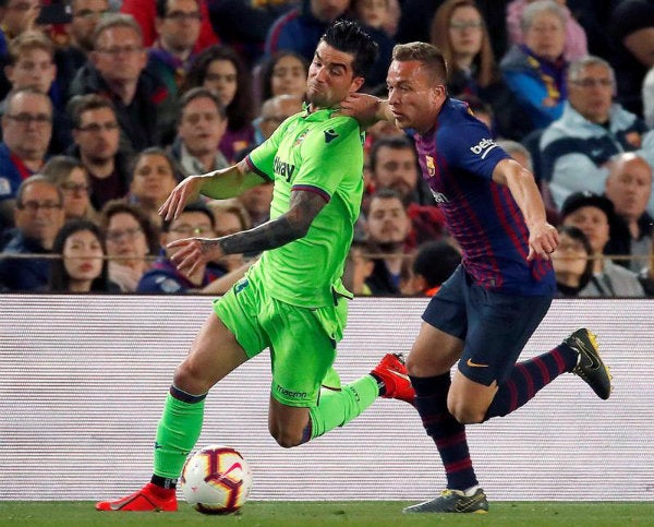 Arthur pelea el balón durante un partido