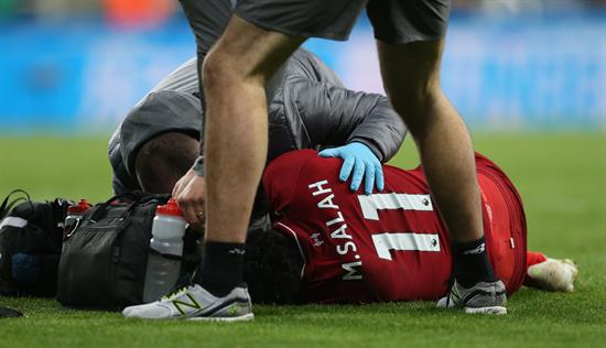 Salah es atendido tras recibir golpe en la cabeza