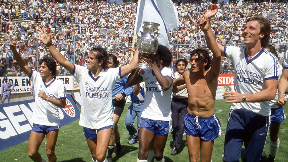 Jugadores del Puebla celebran el primer título en 1982-1983