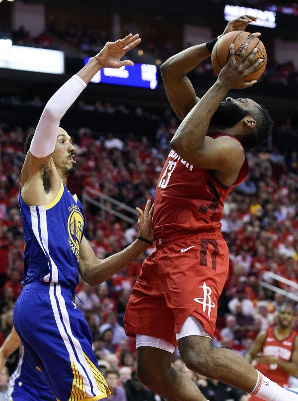 James Harden intenta anotar sobre Shaun Livingston