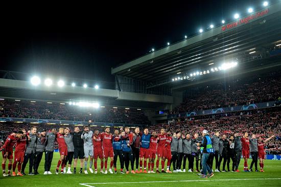 Plantilla del Liverpool celebra el pase a la Final en Anfield