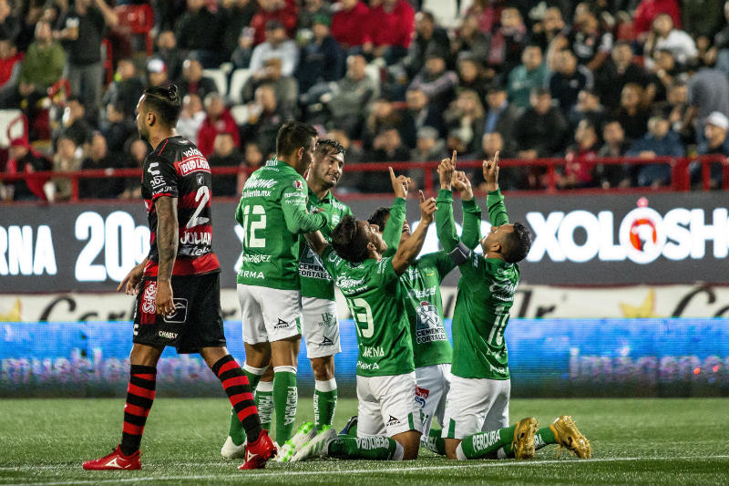 Jugadores de León celebran un gol ante Xolos