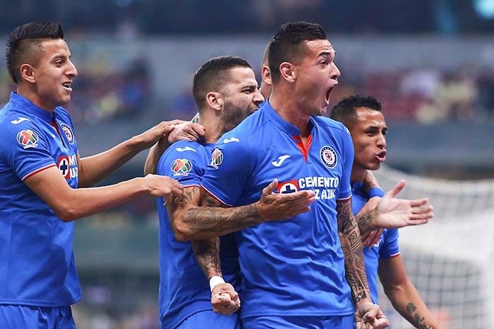 Milton Caraglio festeja un gol de Cruz Azul