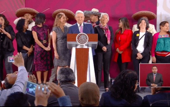 AMLO con diversas mujeres en el estrado