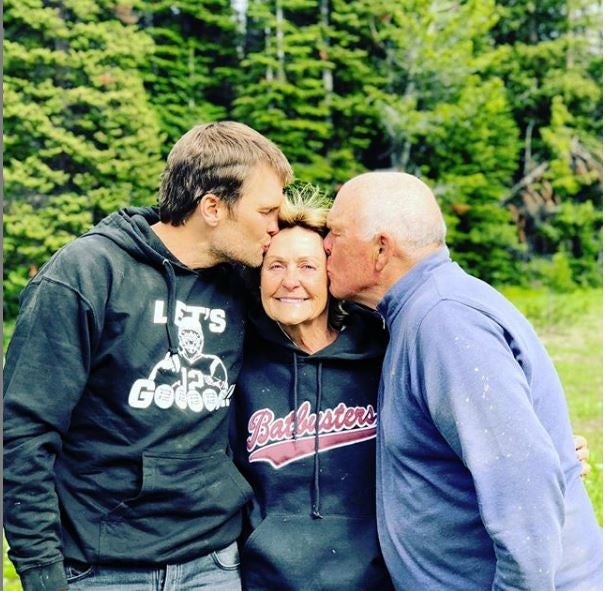 Brady le da un beso a su madre por su cumpleaños 