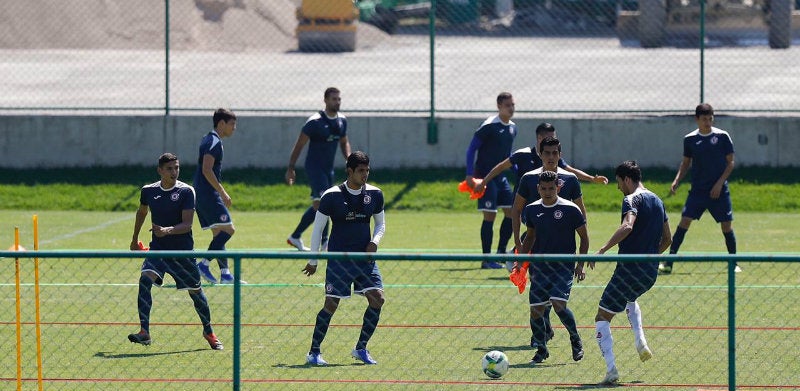 Jugadores de Cruz Azul realizan ejercicios en La Noria