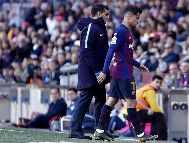 Coutinho sale de la cancha tras lesionarse 