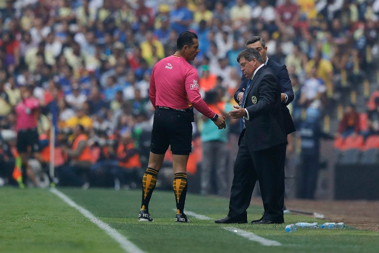 Miguel Herrera reclama una falta en el duelo contra Cruz Azul