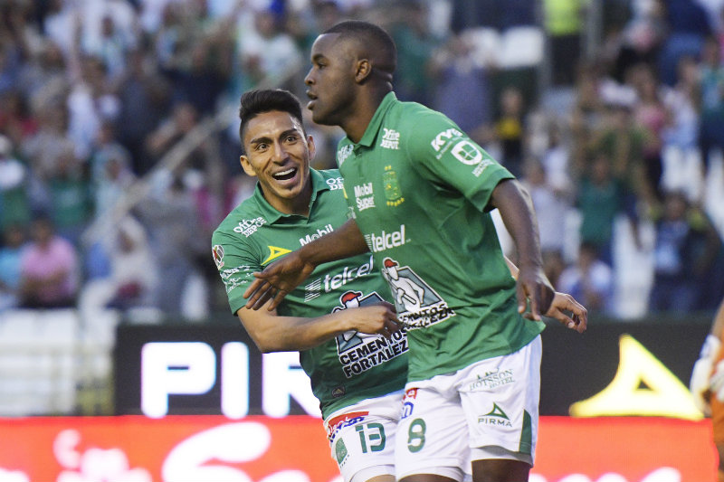Campbell celebra con Mena un gol en el Clausura 2019