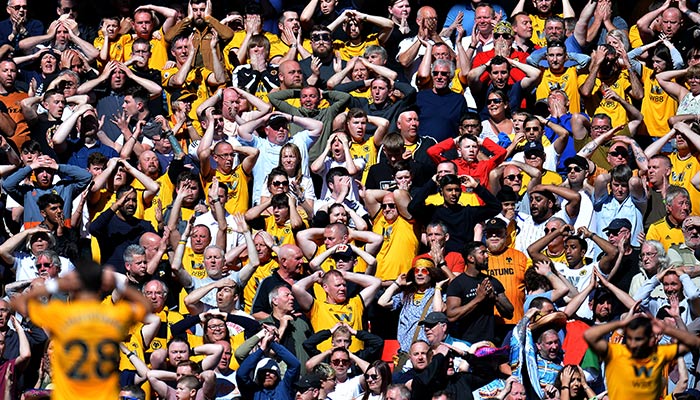 Aficionados de los Wolves en el juego vs Liverpool 