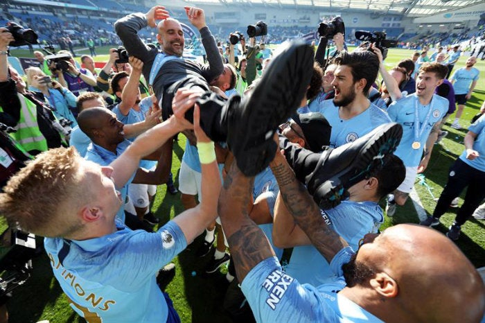 Jugadores del City festejan con Guardiola