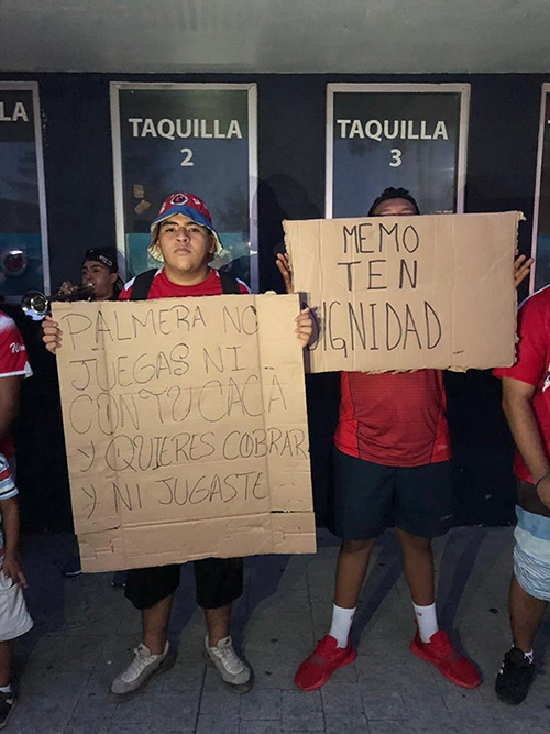 Pancartas en contra de Memo Vázquez y Palmera Rivas