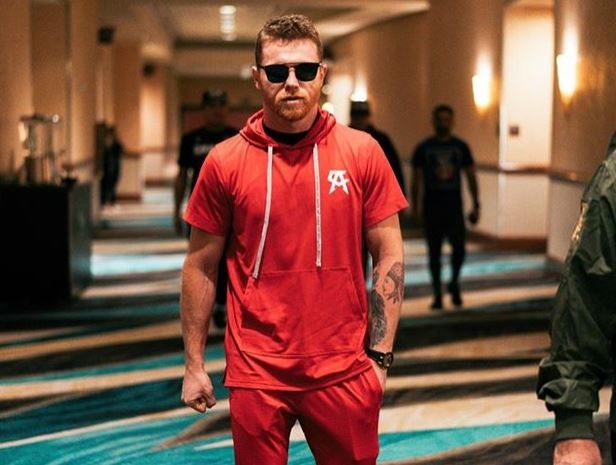 Canelo posa para una foto compartida en redes sociales 