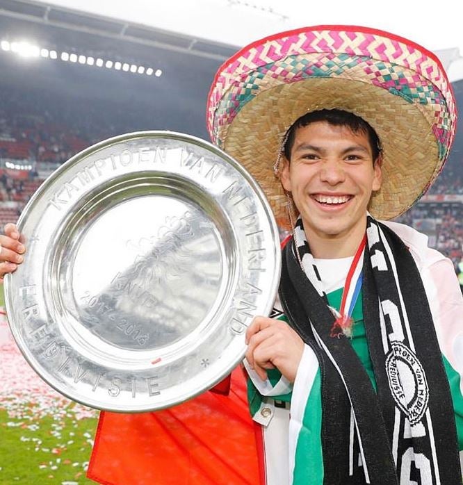 Chucky, con el trofeo de la Eredivisie 2017-18