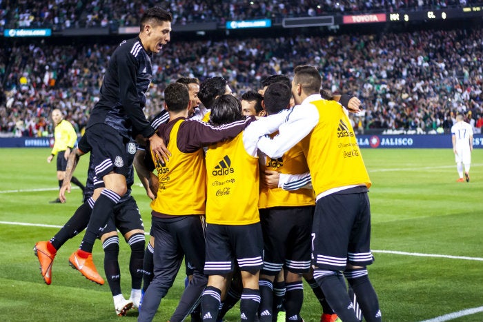 Jugadores del Tri en festejo de gol 