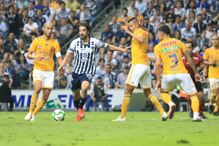 Rodolfo Pizarro conduce el esférico ante la zaga felina