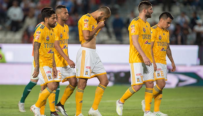 Jugadores de Tigres en lamento 