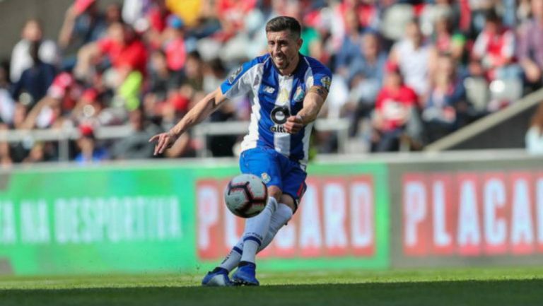 Herrera dispara de fuera del área en partido del Porto