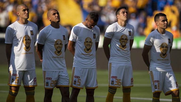 Jugadores de Tigres durante el homenaje a Batocletti 