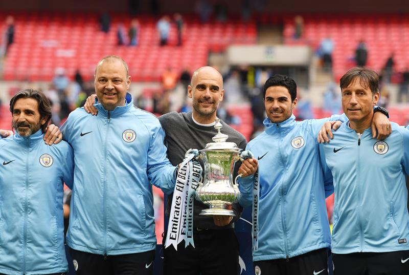 Guardiola posa con su cuerpo técnico tras ganar la FA Cup