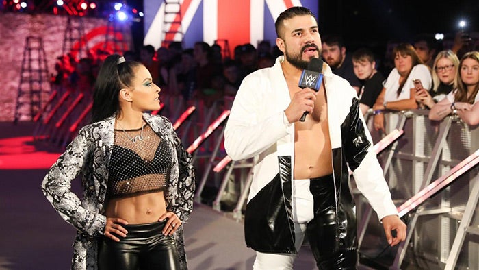 Andrade hace su entrada al ring