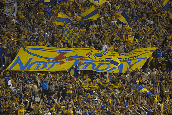 Fans de Tigres muestran manta con leyenda 'not today'
