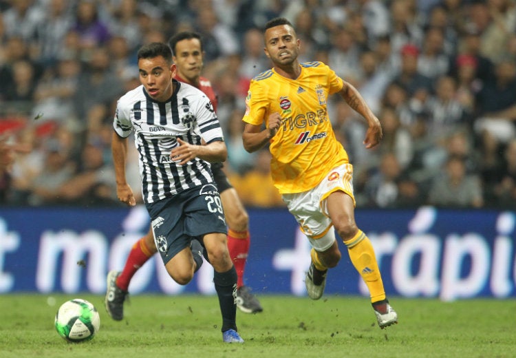 Rodríguez conduce el esférico ante Carioca de Tigres