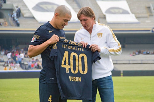 Leandro Augusto entrega a Verón playera conmemorativa de 400 juegos 