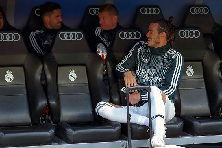 Bale se ríe con sus compañeros en la banca del Real Madrid