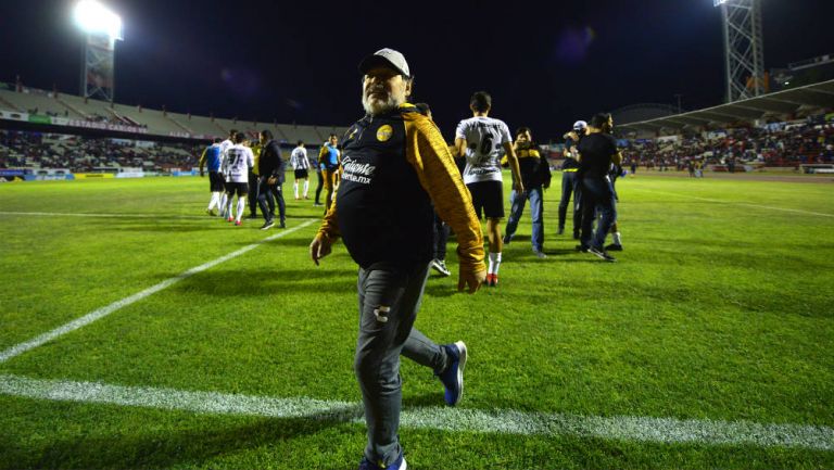 Maradona camina hacia el vestidor tras partido de Dorados 