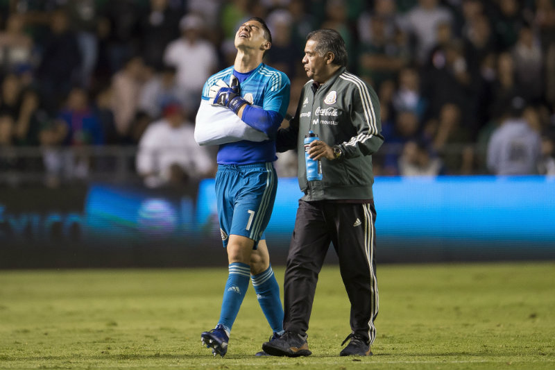 Hugo González sale lesionado durante un juego del Tri