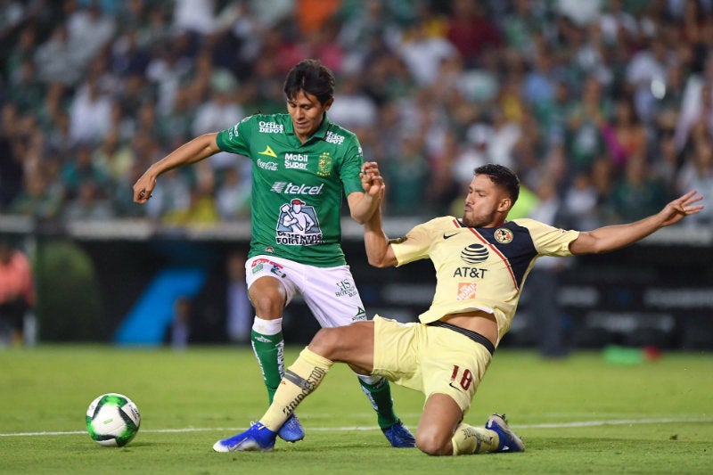 Bruno Valdez le quita el balón a José Juan Macías