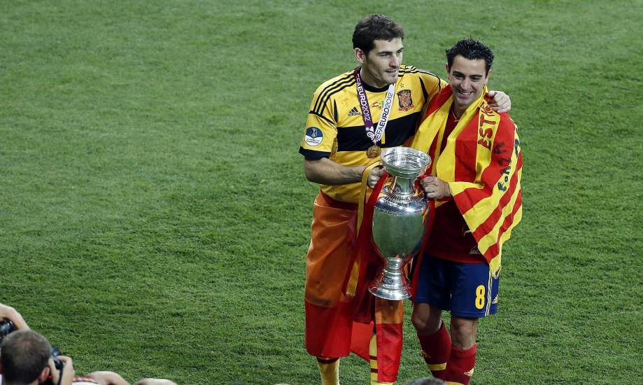Casillas y Xavi festeja título de la Euro