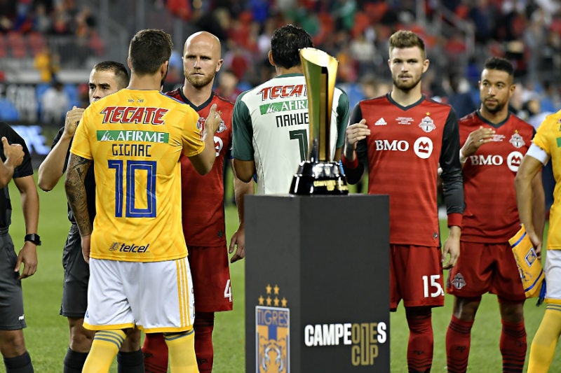 Jugadores de Tigres y Toronto se saludan antes de la Campeones Cup