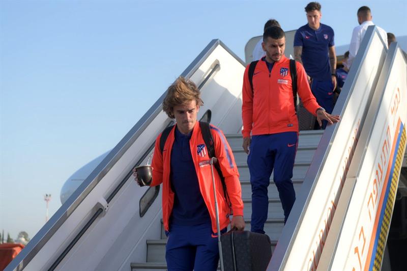 Griezmann baja de un avión en un viaje con el Atleti