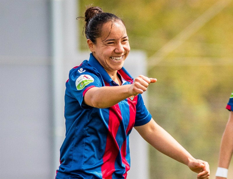 Charlyn Corral festeja un gol con el Levante