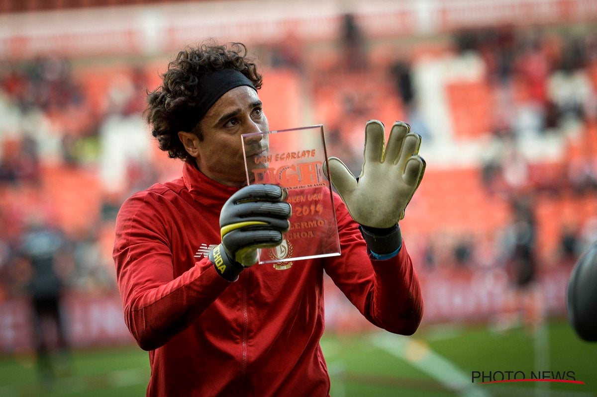 Guillermo Ochoa recibe reconocimiento con el Standard