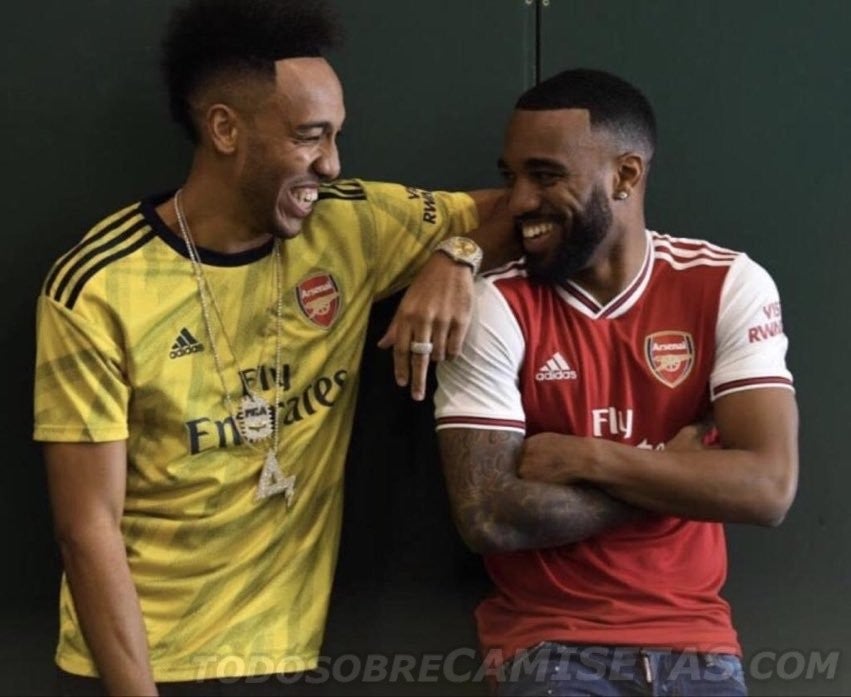 Aubameyang y Lacazette posan con las nuevas playeras del Arsenal