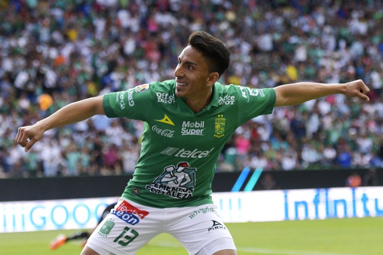 Ángel Mena festaj gol con León