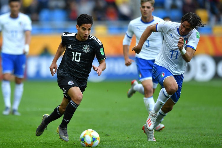 Diego Lainez conduce el esférico en el duelo ante Italia