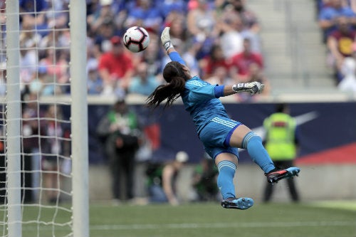 Ceci Santiago en acción en duelo ante Estados Unidos