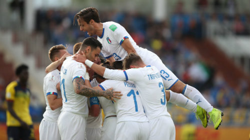 Italia festeja un gol ante Ecuador 