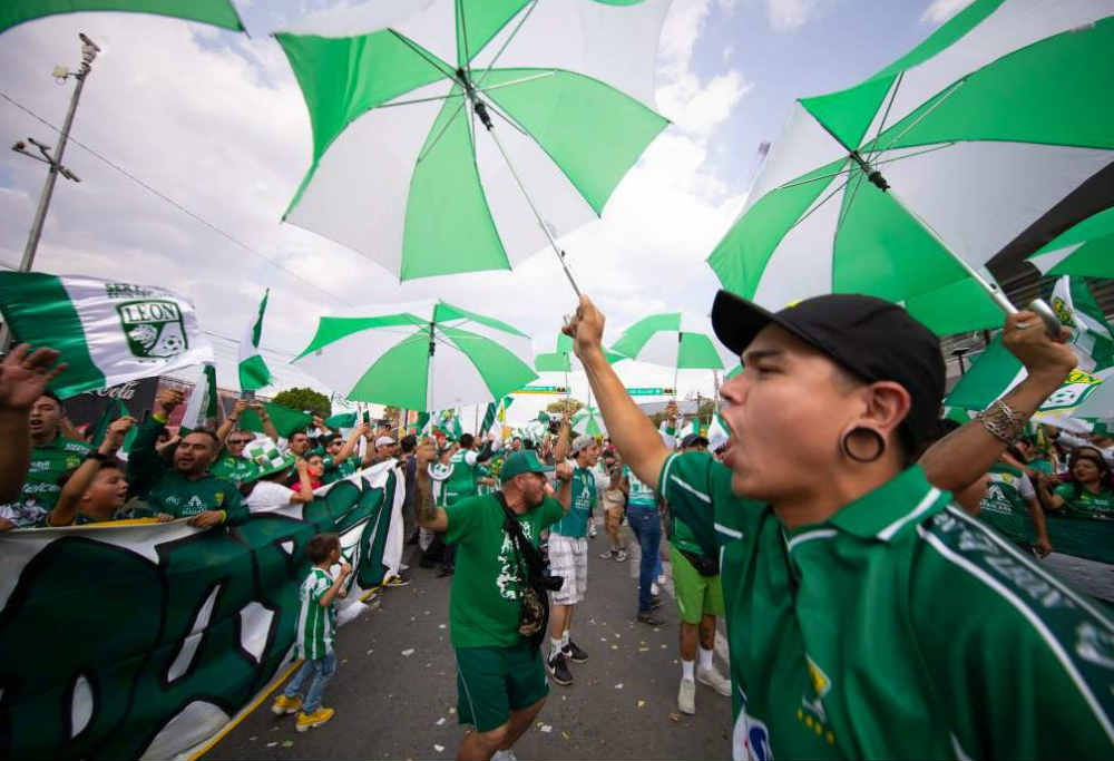 Seguidores de La Fiera hacen una carnaval para recibir a su equipo