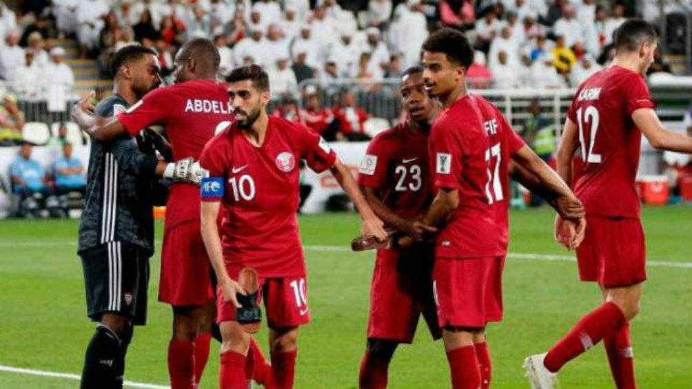 Futbolistas de Qatar festejan una diana durante un duelo