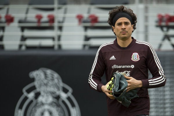 Ochoa durante un entrenamiento de la Selección Mexicana