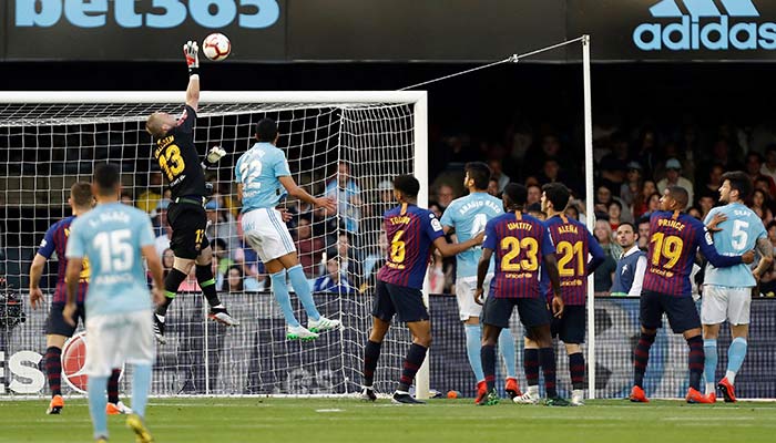 Cillessen consigue desviar un gol 