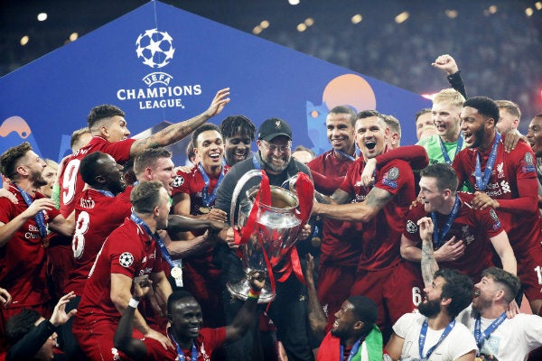 Jugadores del Liverpool festejan el título de la Champions