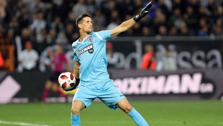 Rodrigo Rey realiza un despeje