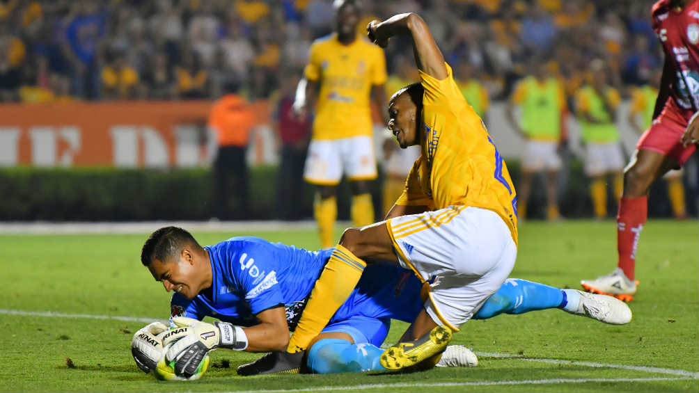 Poncho rechaza un ataque de los Tigres