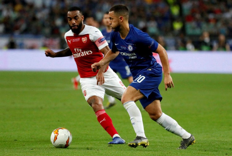 Hazard conduce el esférico frente a Lacazette del Arsenal